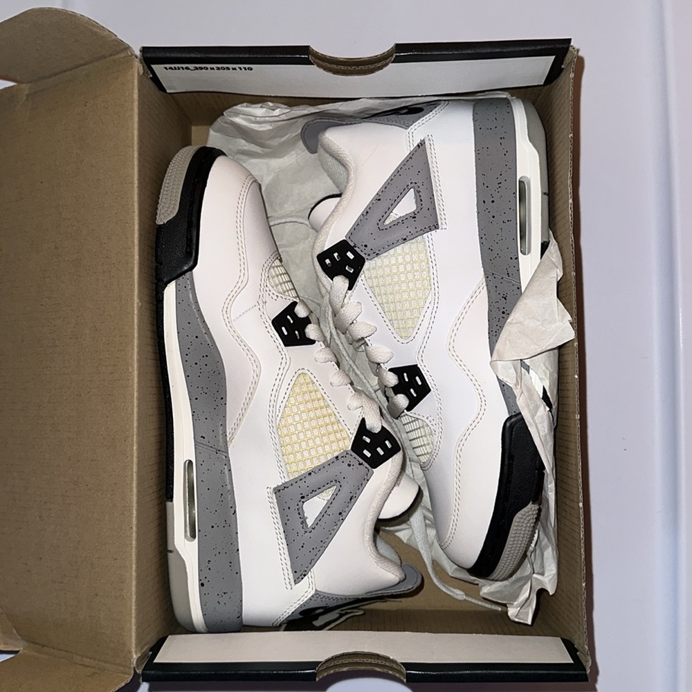 AIR JORDAN 4 RETRO - women’s 7 / Y 5.5 NEVER WORN still in box with tags